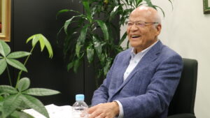 笑顔で話し始める藤井理事長