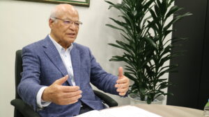 真剣な表情で語る藤井理事長